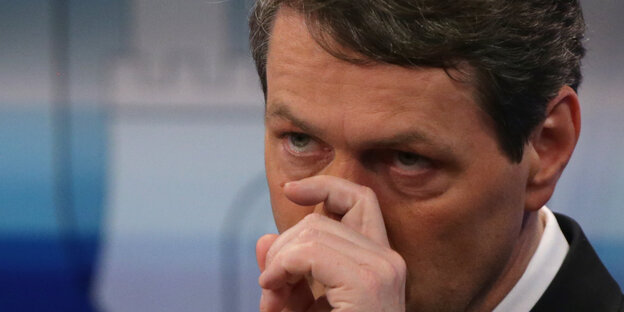 CDU-Politiker Dietrich Wersich ktratzt sich an der Nase. CDU-Politiker Dietrich Wersich ktratzt sich an der Nase.