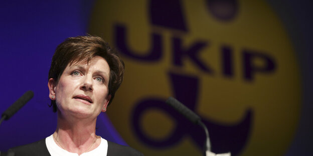 Diane James vor dem Ukip-Logo Diane James vor dem Ukip-Logo