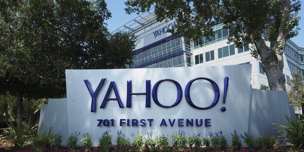 Yahoo-Schriftzug am Eingang des Konzern-Hauptsitzes Yahoo-Schriftzug am Eingang des Konzern-Hauptsitzes