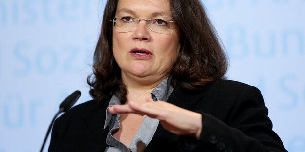 Andrea Nahles vor einem Mikro. Sie macht mit der Hand eine Schnitt-Bewegung Andrea Nahles vor einem Mikro. Sie macht mit der Hand eine Schnitt-Bewegung