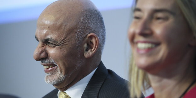 Ashraf Ghani und Federica Mogherini grinsen beide Ashraf Ghani und Federica Mogherini grinsen beide