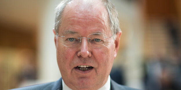 Peer Steinbrück guckt herausfordernd Peer Steinbrück guckt herausfordernd