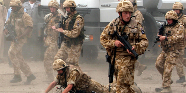 Britische Soldaten im Einsatz im irakischen Basra Britische Soldaten im Einsatz im irakischen Basra