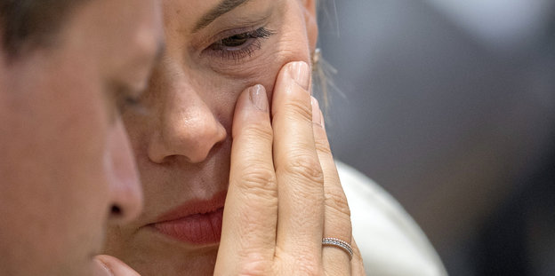 Nahaufnahme von Julia Klöckner, die sich mit Christian Balduf bespricht Nahaufnahme von Julia Klöckner, die sich mit Christian Balduf bespricht