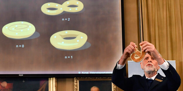 Professor Thors Hans Hansson erklärt die Forschungsarbeiten der Physiknobelpreisträger Professor Thors Hans Hansson erklärt die Forschungsarbeiten der Physiknobelpreisträger