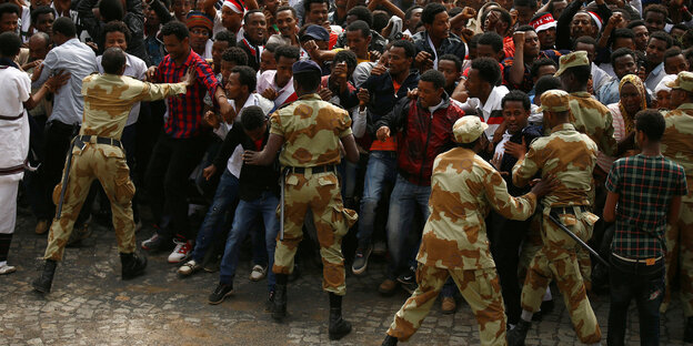 Menschen werden von Soldaten zurückgedrängt am Oromo-Erntedankfest Menschen werden von Soldaten zurückgedrängt am Oromo-Erntedankfest