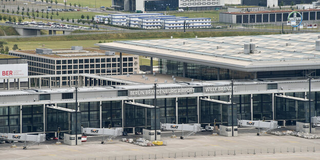 Blick aus der Vogelperspektive auf den Berliner Flughafen BER Blick aus der Vogelperspektive auf den Berliner Flughafen BER