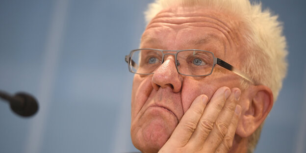 Winfried Kretschmann stützt frustriert den Kopf in die Hand