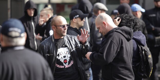 Ein Mann steht auf einer Demonstration mit einem T-Shirt, auf dem ein Wolf abgebildet ist und in Frakturschrift: "Berseker Deutschland" steht. Ein Mann steht auf einer Demonstration mit einem T-Shirt, auf dem ein Wolf abgebildet ist und in Frakturschrift: "Berseker Deutschland" steht.