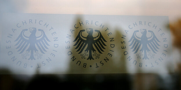 Hinter einer Fensterscheibe steht ein Schild des Bundesnachrichtendienstes Hinter einer Fensterscheibe steht ein Schild des Bundesnachrichtendienstes