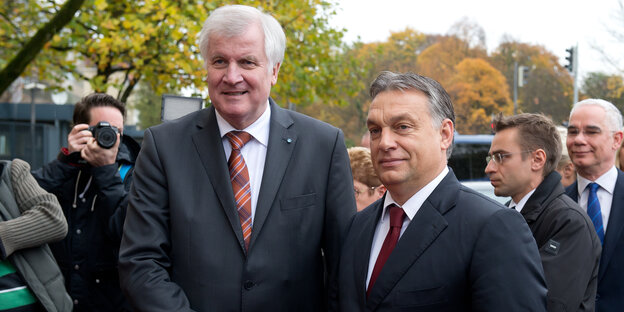 Horst Seehofer, bayerischer Ministerpräsident und Viktor Orban, ungarischer Regierungschef zwischen Fotografen Horst Seehofer, bayerischer Ministerpräsident und Viktor Orban, ungarischer Regierungschef zwischen Fotografen
