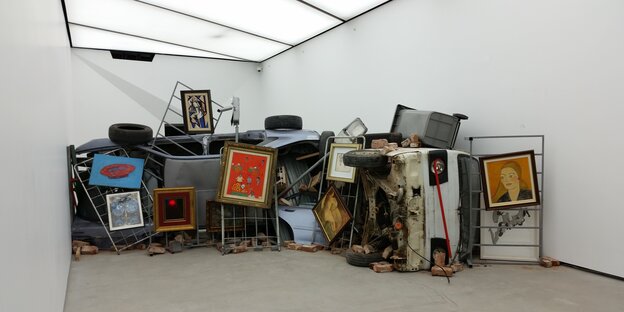 Übereinandergeworfene Bilder in einer Halle Übereinandergeworfene Bilder in einer Halle