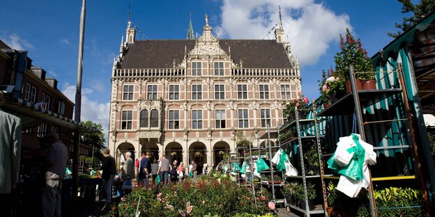 Innenstadt von Bocholt mit Rathaus im Hintergrund, im Vordergrund Blumenmarkt Innenstadt von Bocholt mit Rathaus im Hintergrund, im Vordergrund Blumenmarkt