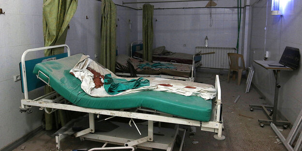 ein zerstörtes Krankenhauszimmer, auf dem vorderen Bett sind Blutspuren zu sehen ein zerstörtes Krankenhauszimmer, auf dem vorderen Bett sind Blutspuren zu sehen