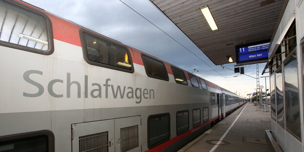 Ein Nachtzug (EuroNight) der ÖBB (Österreichische Bundesbahnen) steht im Bahnhof Altona in Hamburg zur Abfahrt nach Wien bereit Ein Nachtzug (EuroNight) der ÖBB (Österreichische Bundesbahnen) steht im Bahnhof Altona in Hamburg zur Abfahrt nach Wien bereit
