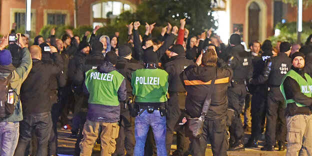 Polizisten stehen vor einer kleinen Demonstration Polizisten stehen vor einer kleinen Demonstration