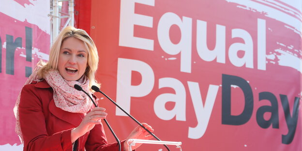 Bundesfamilienministerin Manuela Schwesig (SPD) spricht 2015 am Brandenburger Tor in Berlin anlässlich des "Equal Pay Day" Bundesfamilienministerin Manuela Schwesig (SPD) spricht 2015 am Brandenburger Tor in Berlin anlässlich des "Equal Pay Day"