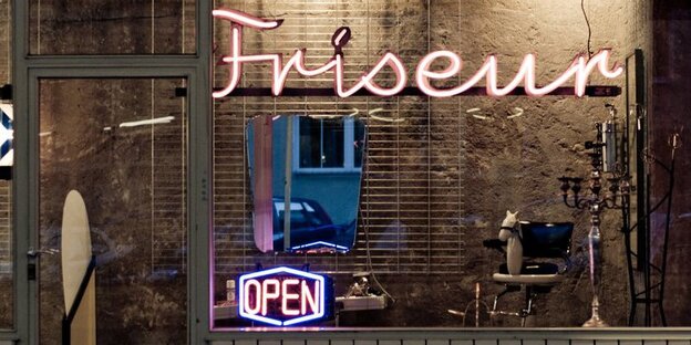 Ein Friseurladen von außen, Fernsterfront, eine Leuchtschrit "Friseur" Ein Friseurladen von außen, Fernsterfront, eine Leuchtschrit "Friseur"