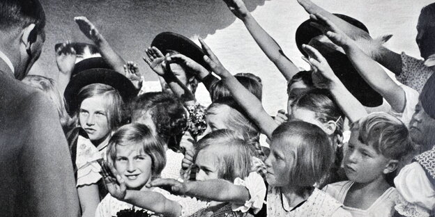 Adolf Hitler mit Kindern, die ihre rechte Hand zum "deutschen Gruß" erheben Adolf Hitler mit Kindern, die ihre rechte Hand zum "deutschen Gruß" erheben
