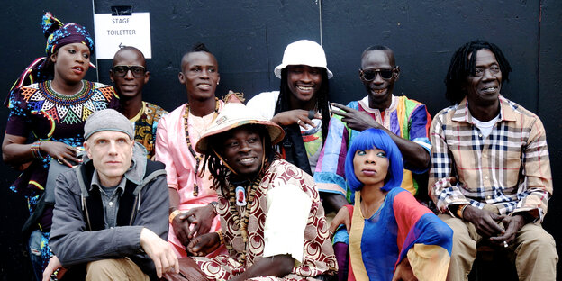 Neun Mitglieder der Mark Ernestus' Ndagga Rhythm Force posieren für das Foto Neun Mitglieder der Mark Ernestus' Ndagga Rhythm Force posieren für das Foto