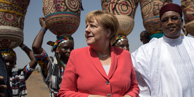 Angela Merkel steht neben Nigers Präsidenten Mahamadou Issoufou Angela Merkel steht neben Nigers Präsidenten Mahamadou Issoufou