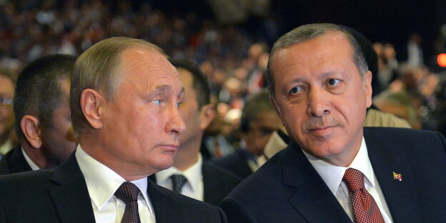 Die Staatschef Erdoğan und Putin gucken sich an Die Staatschef Erdoğan und Putin gucken sich an
