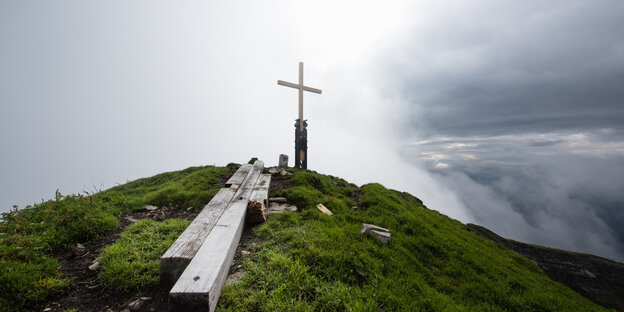 Ein Kreuz auf einem Berg