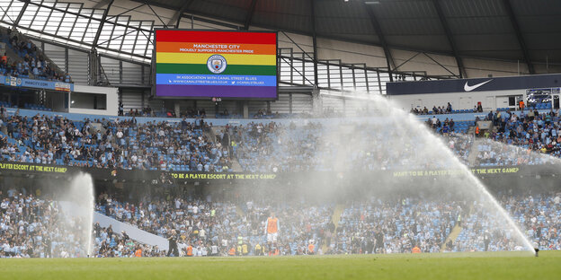 Eine Regenbogenflagge wird auf den Bildschirmen des Stadions von Manchester City angezeigt Eine Regenbogenflagge wird auf den Bildschirmen des Stadions von Manchester City angezeigt