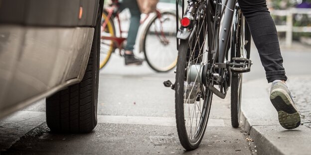Auto auf dem Radstreifen Auto auf dem Radstreifen