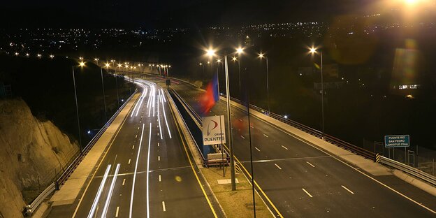 Eine Straße in der Nacht