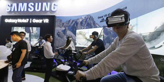 Mehrere Menschen testen Virtual-Reality-Brillen Mehrere Menschen testen Virtual-Reality-Brillen