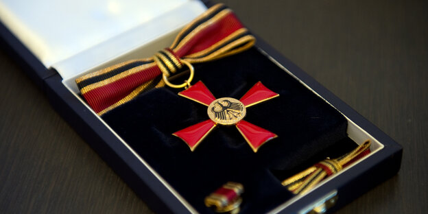 Bundesverdienstkreuz in einer Schachtel zur Aufbewahrung Bundesverdienstkreuz in einer Schachtel zur Aufbewahrung