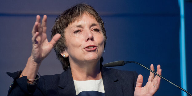 Margot Käßmann gestikuliert mit beiden Händen Margot Käßmann gestikuliert mit beiden Händen