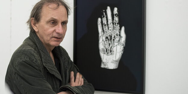 Michel Houellebecq vor einem Kunstwerk Michel Houellebecq vor einem Kunstwerk