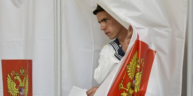 Russischer Marine-Soldat beim Wählen Russischer Marine-Soldat beim Wählen