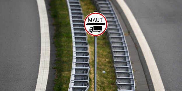 Ein Maut-Schild auf der Autobahn