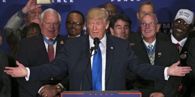 Donald Trump breitet die Hände aus Donald Trump breitet die Hände aus