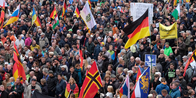 Menschen stehen in einer Menge Menschen stehen in einer Menge