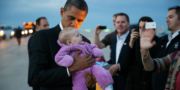 US-Präsident Obama hält ein Baby US-Präsident Obama hält ein Baby