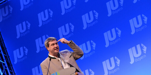 Der bayerische Finanz- und Heimatminister Markus Söder (CDU) auf einem Podium Der bayerische Finanz- und Heimatminister Markus Söder (CDU) auf einem Podium