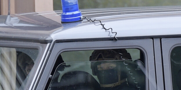 Sicherheitskräfte in einem Einsatzfahrzeug Sicherheitskräfte in einem Einsatzfahrzeug