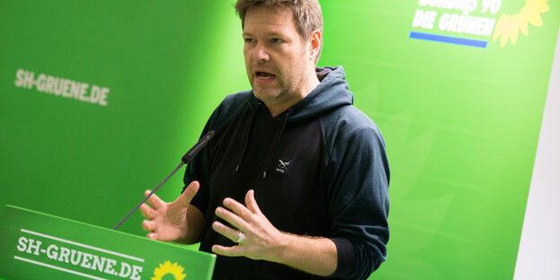 Robert Habeck gestikuliert und spricht Robert Habeck gestikuliert und spricht