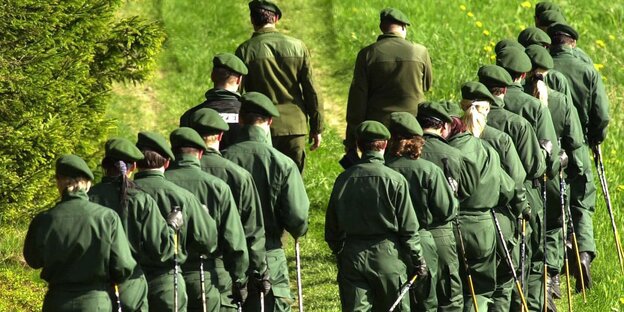 Mehrere Polizisten in Reihen im Freien Mehrere Polizisten in Reihen im Freien