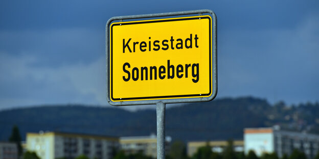 Gelbes Ortseingangsschild der Kreisstadt Sonneberg Gelbes Ortseingangsschild der Kreisstadt Sonneberg