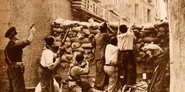 alte Fotografie (aus den 1930ern), Menschen mit Waffen hinter einer Barrikade aus Sandsäcken alte Fotografie (aus den 1930ern), Menschen mit Waffen hinter einer Barrikade aus Sandsäcken