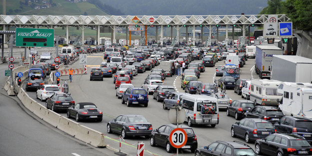 Autos an einer Mautstation Autos an einer Mautstation