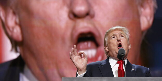 Donald Trump an einem Stehpult Donald Trump an einem Stehpult