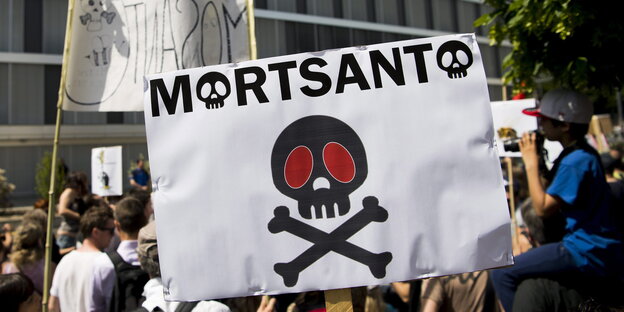 Eine Demonstration in der Schweiz gegen die Saatgutfirma Monsanto Eine Demonstration in der Schweiz gegen die Saatgutfirma Monsanto