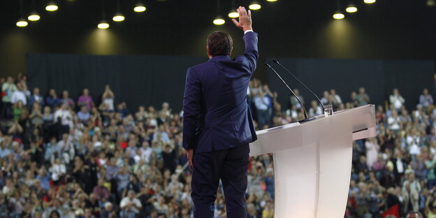 Tsipras winkt in einen vollen Saal Tsipras winkt in einen vollen Saal