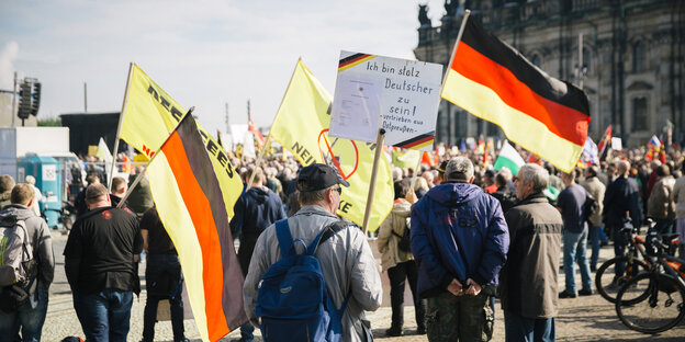 Demonstrierende mit Deutschlandfahnen Demonstrierende mit Deutschlandfahnen